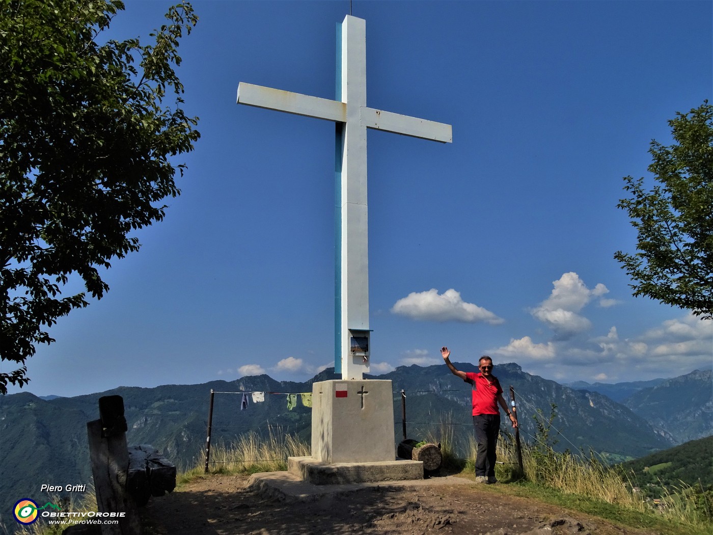 03 Alla croce di vetta del Monte Corno (1030 m) di Santa Croce .JPG